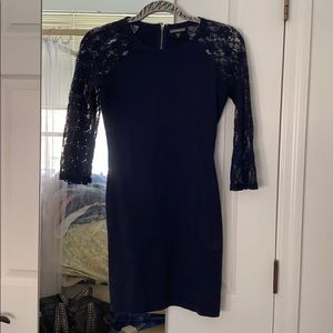 Mini dress with 3/4 lace sleeves.